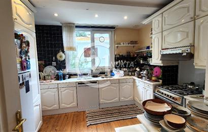 Büyükada Madende deniz manzaralı rıhtımda iskeleli Yalı dairesi