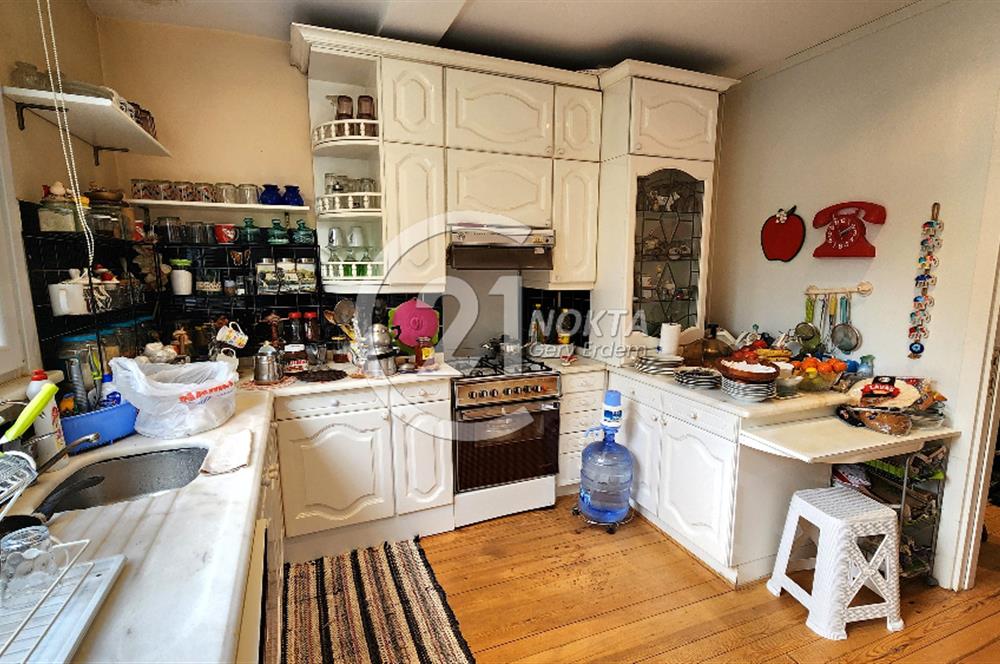 Büyükada Madende deniz manzaralı rıhtımda iskeleli Yalı dairesi