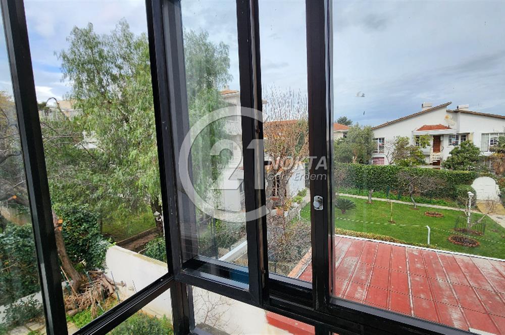 Büyükada Madende deniz manzaralı rıhtımda iskeleli Yalı dairesi