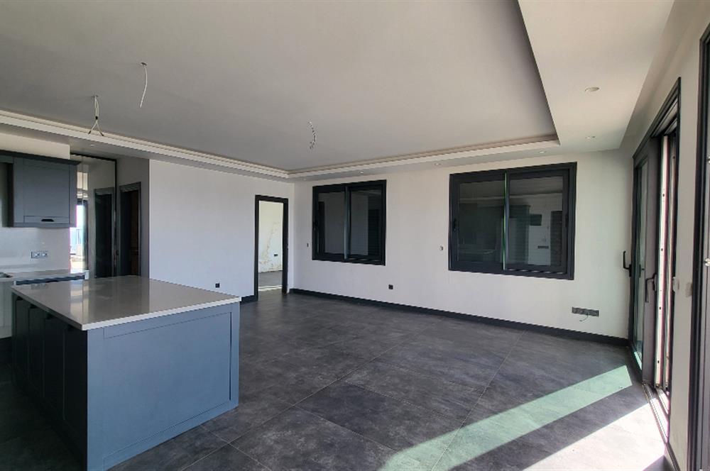 Panoramik Deniz Manzaralı Özel Havuzlu Satılık Lüks Villa