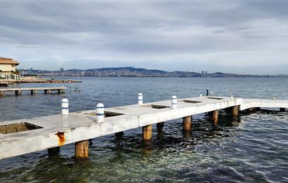 Büyükada Madende deniz manzaralı rıhtımda iskeleli Yalı dairesi