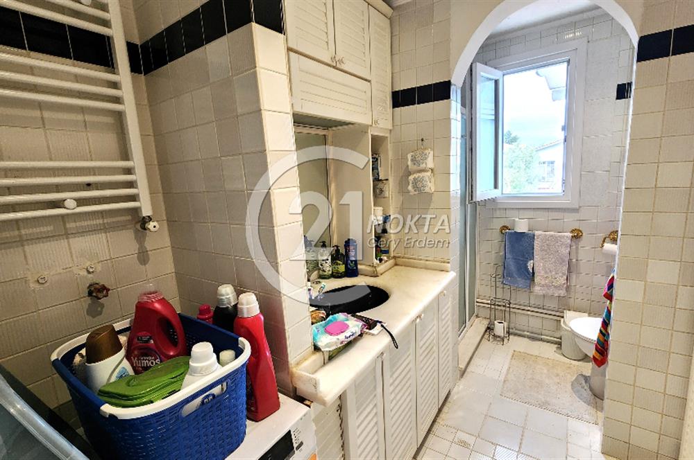 Büyükada Madende deniz manzaralı rıhtımda iskeleli Yalı dairesi