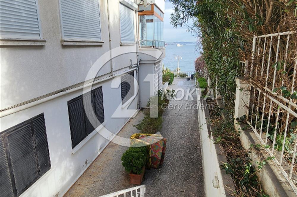 Büyükada Madende deniz manzaralı rıhtımda iskeleli Yalı dairesi