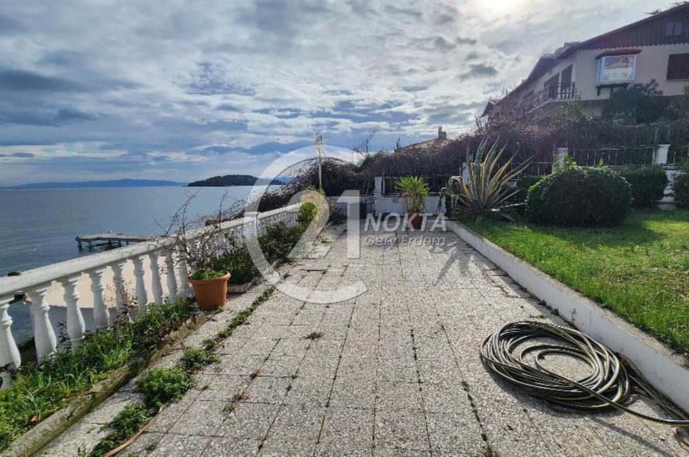 Büyükada Madende deniz manzaralı rıhtımda iskeleli Yalı dairesi