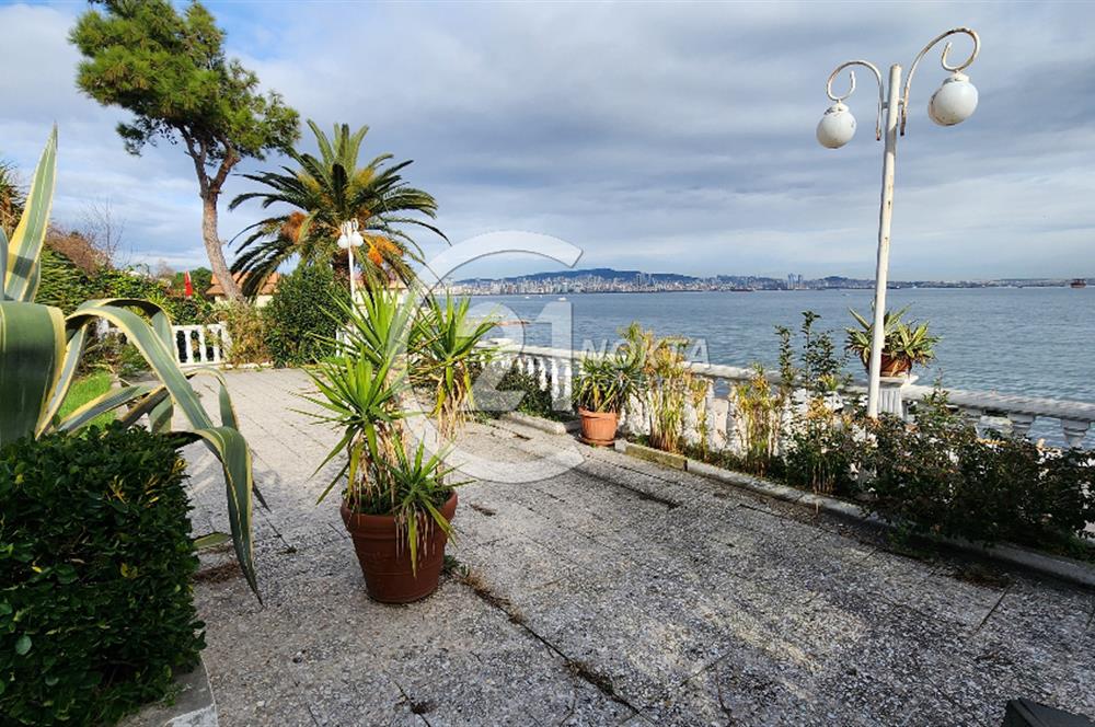 Büyükada Madende deniz manzaralı rıhtımda iskeleli Yalı dairesi