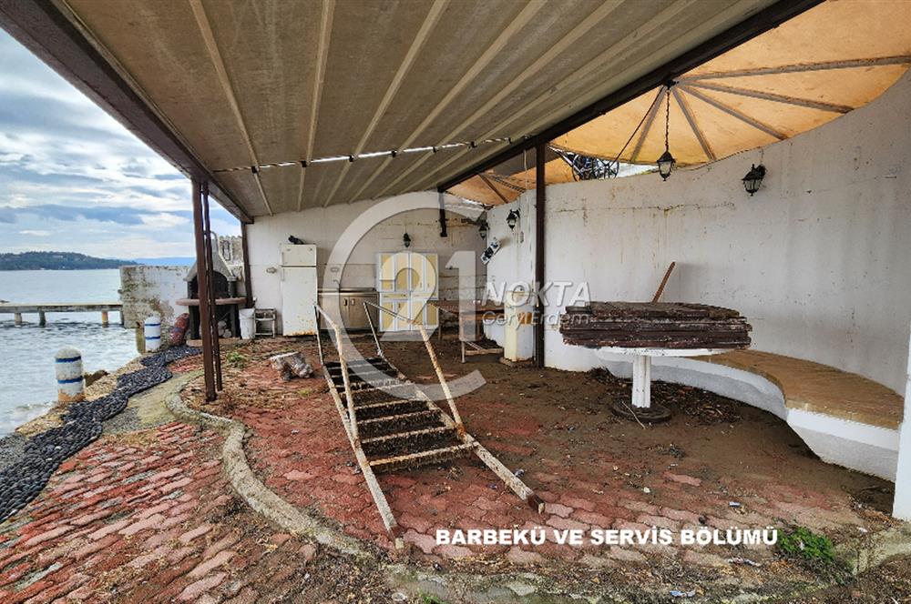 Büyükada Madende deniz manzaralı rıhtımda iskeleli Yalı dairesi