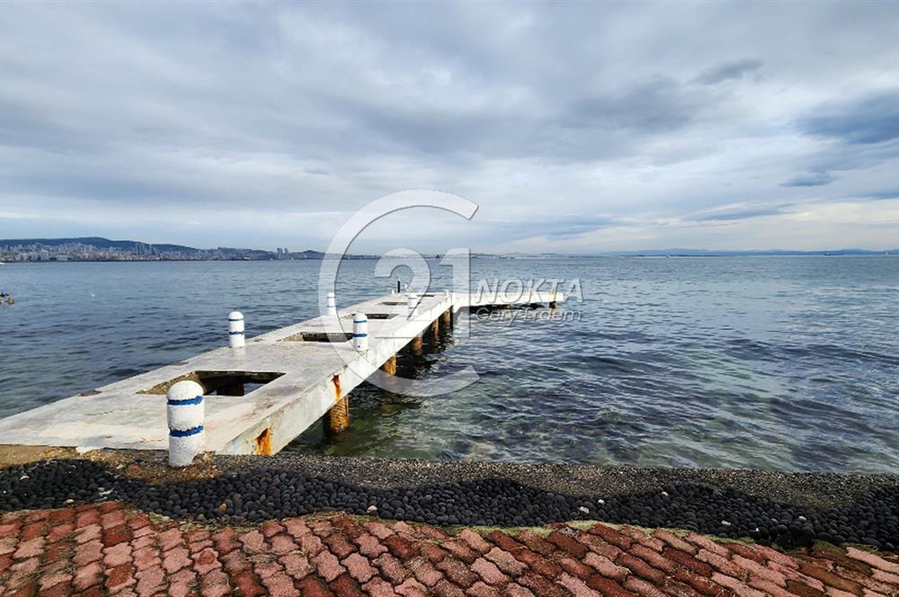 Büyükada Madende deniz manzaralı rıhtımda iskeleli Yalı dairesi
