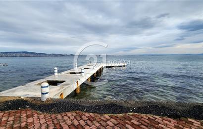 Büyükada Madende deniz manzaralı rıhtımda iskeleli Yalı dairesi