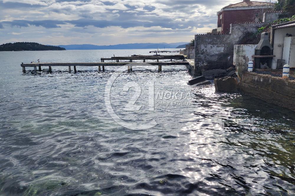 Büyükada Madende deniz manzaralı rıhtımda iskeleli Yalı dairesi