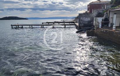 Büyükada Madende deniz manzaralı rıhtımda iskeleli Yalı dairesi