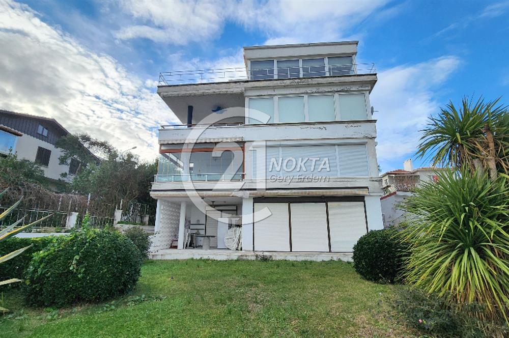 Büyükada Madende deniz manzaralı rıhtımda iskeleli Yalı dairesi