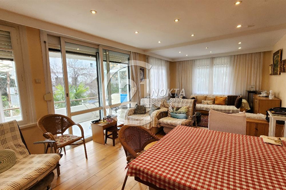 Büyükada Madende deniz manzaralı rıhtımda iskeleli Yalı dairesi