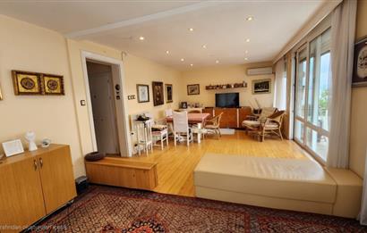 Büyükada Madende deniz manzaralı rıhtımda iskeleli Yalı dairesi