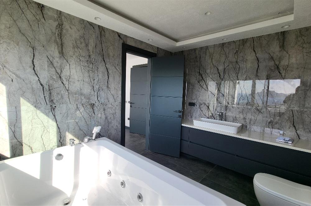 Panoramik Deniz Manzaralı Özel Havuzlu Satılık Lüks Villa