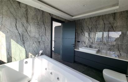 Panoramik Deniz Manzaralı Özel Havuzlu Satılık Lüks Villa
