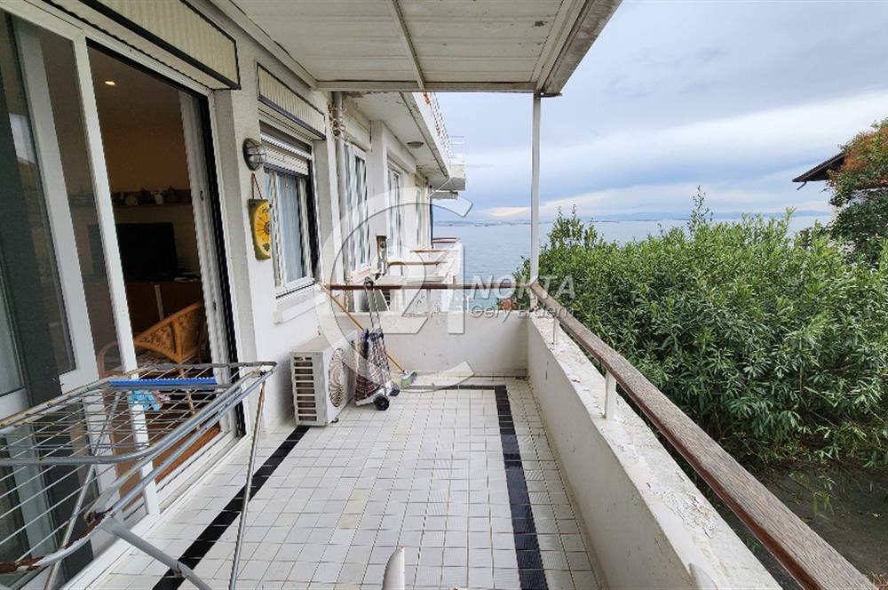 Büyükada Madende deniz manzaralı rıhtımda iskeleli Yalı dairesi