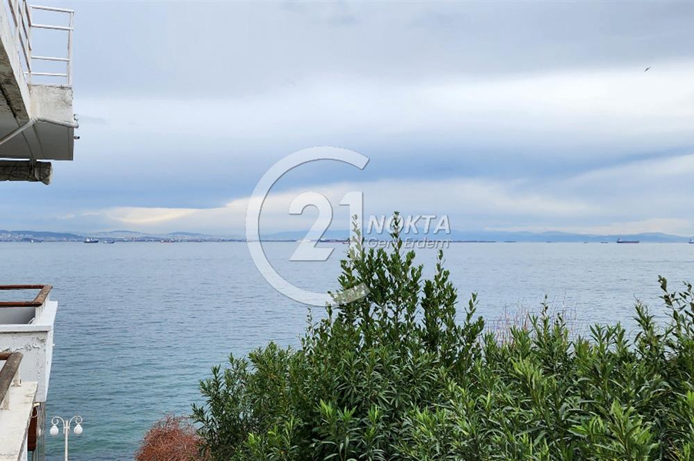 Büyükada Madende deniz manzaralı rıhtımda iskeleli Yalı dairesi