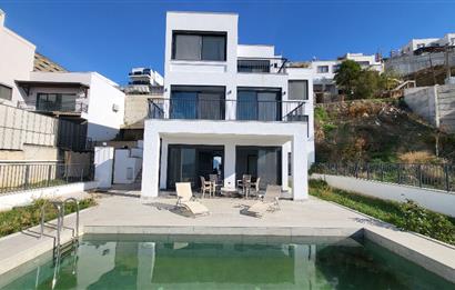 Panoramik Deniz Manzaralı Özel Havuzlu Satılık Lüks Villa