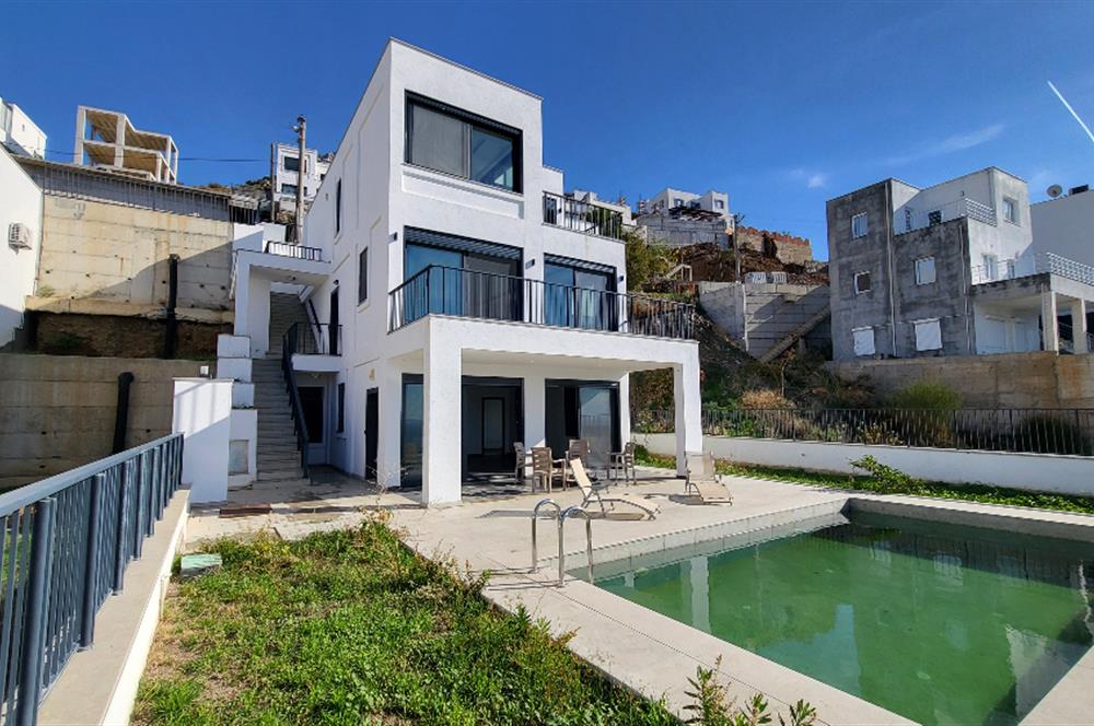 Panoramik Deniz Manzaralı Özel Havuzlu Satılık Lüks Villa