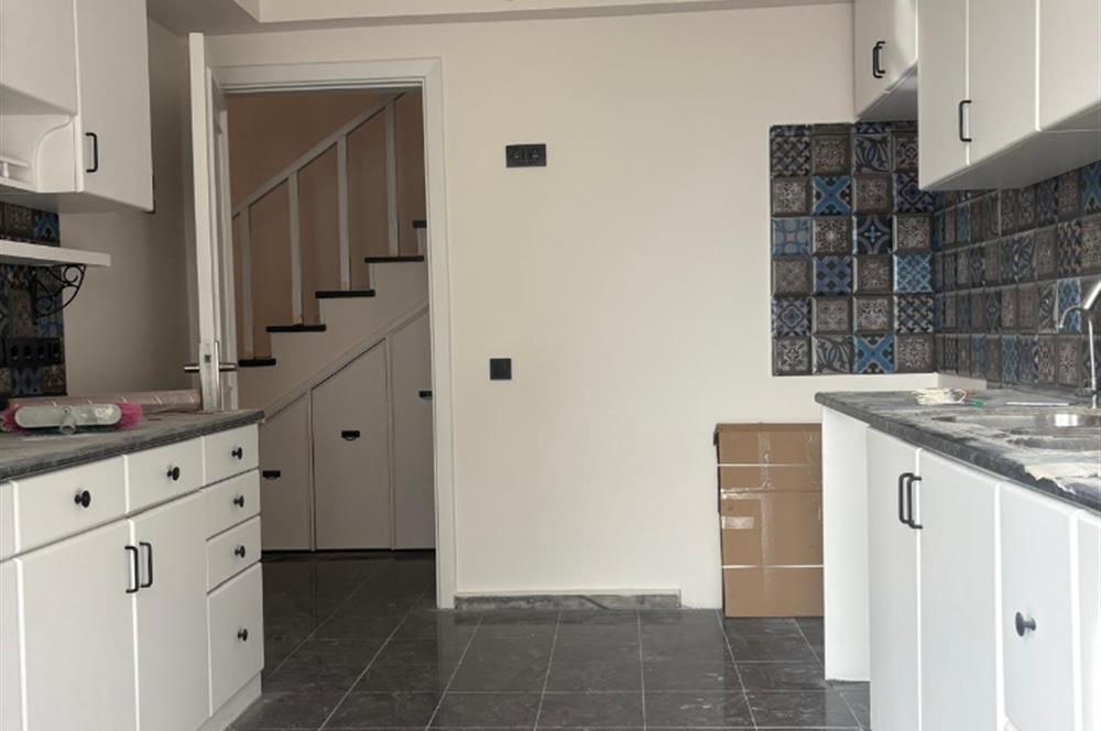 ENGİN SİTESİ'NDE YENİLENMİŞ DENİZ MANZARALI DUBLEKS DAİRE