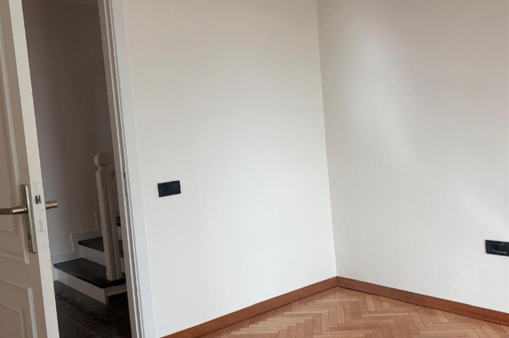 ENGİN SİTESİ'NDE YENİLENMİŞ DENİZ MANZARALI DUBLEKS DAİRE