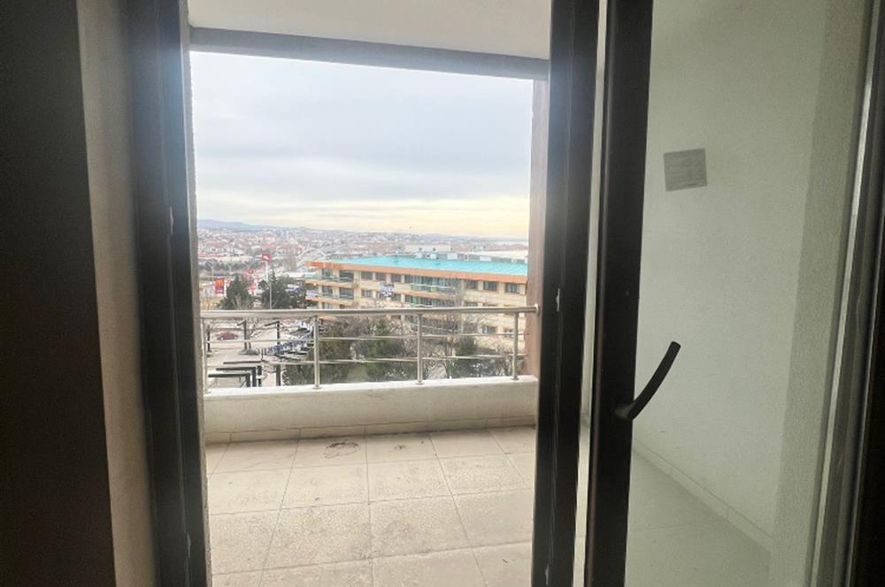 KARŞIYAKA'DA GÖL MANZARALI 3+1 SATILIK DAİRE