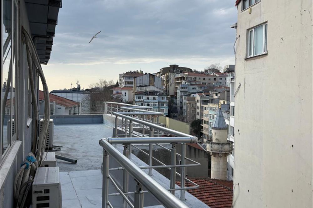 GÜMÜŞSUYU'NDA İLHAM VEREN DENİZ MANZARASINA SAHİP KİRALIK OFİS
