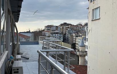 GÜMÜŞSUYU'NDA İLHAM VEREN DENİZ MANZARASINA SAHİP KİRALIK OFİS