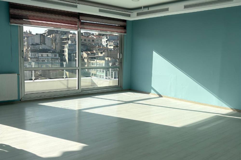 GÜMÜŞSUYU'NDA İLHAM VEREN DENİZ MANZARASINA SAHİP KİRALIK OFİS