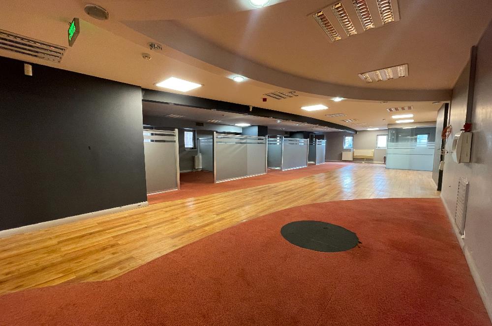 BAĞDAT CADDESİ'NDE 230 m2 NETOTOPARKLI PLAZA KATI