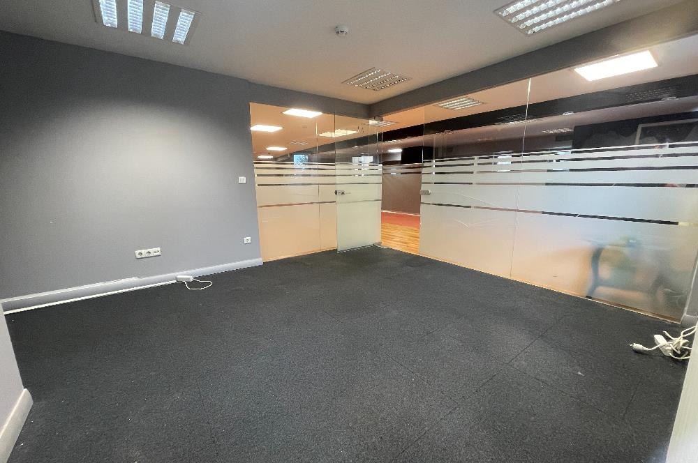 BAĞDAT CADDESİ'NDE 230 m2 NETOTOPARKLI PLAZA KATI