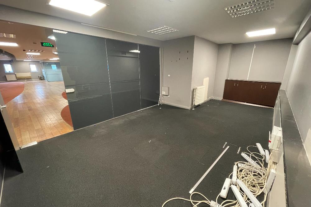 BAĞDAT CADDESİ'NDE 230 m2 NETOTOPARKLI PLAZA KATI