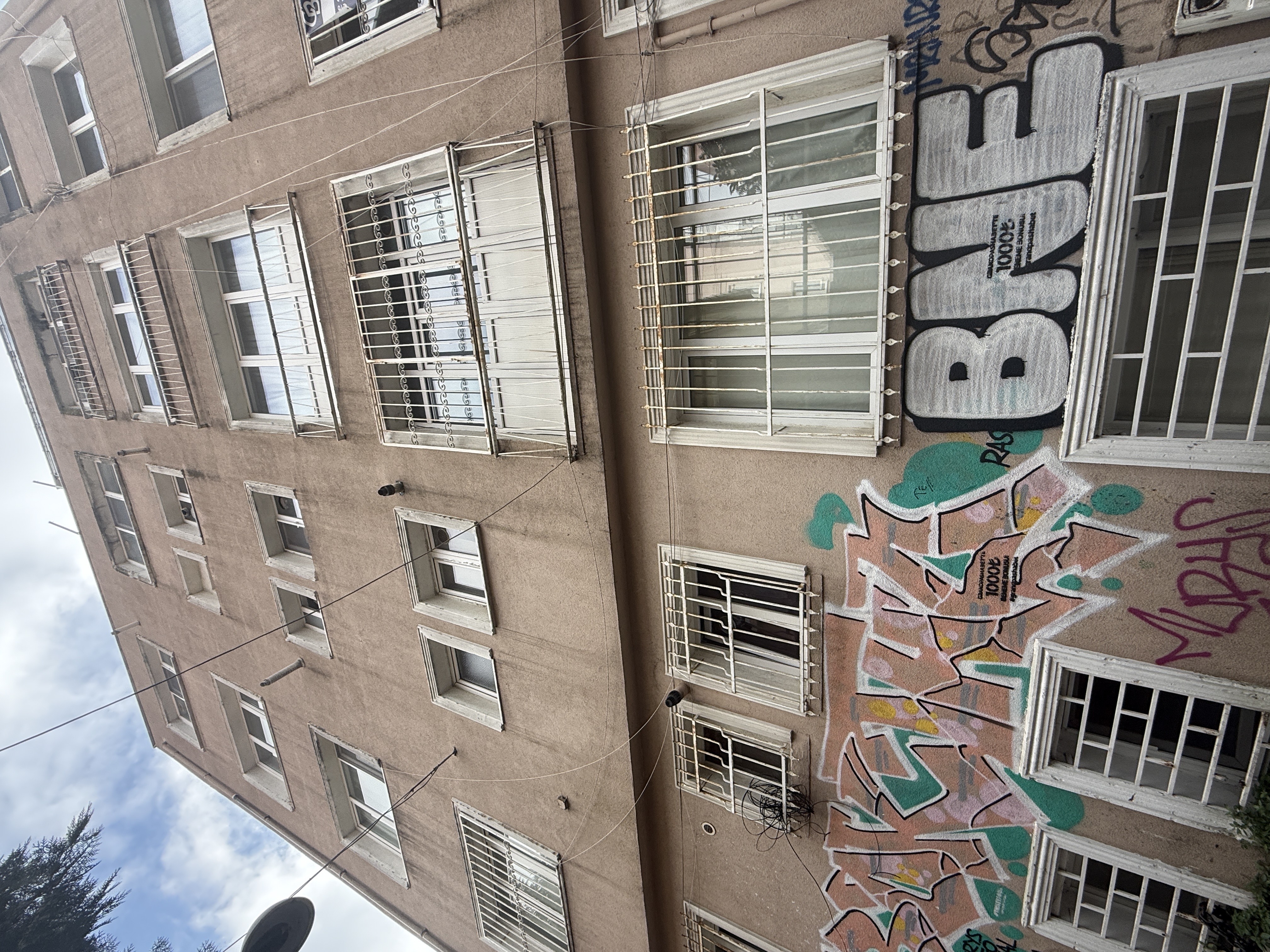 CİHANGİR MERKEZDE GİRİŞ KATI BOŞ SATILIK DAİRE