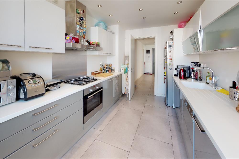 C21'DEN KEMERLİFE 22 SİTESİ'NDE AYDINLIK, FERAH GENİŞ DAİRE