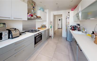 C21'DEN KEMERLİFE 22 SİTESİ'NDE AYDINLIK, FERAH GENİŞ DAİRE