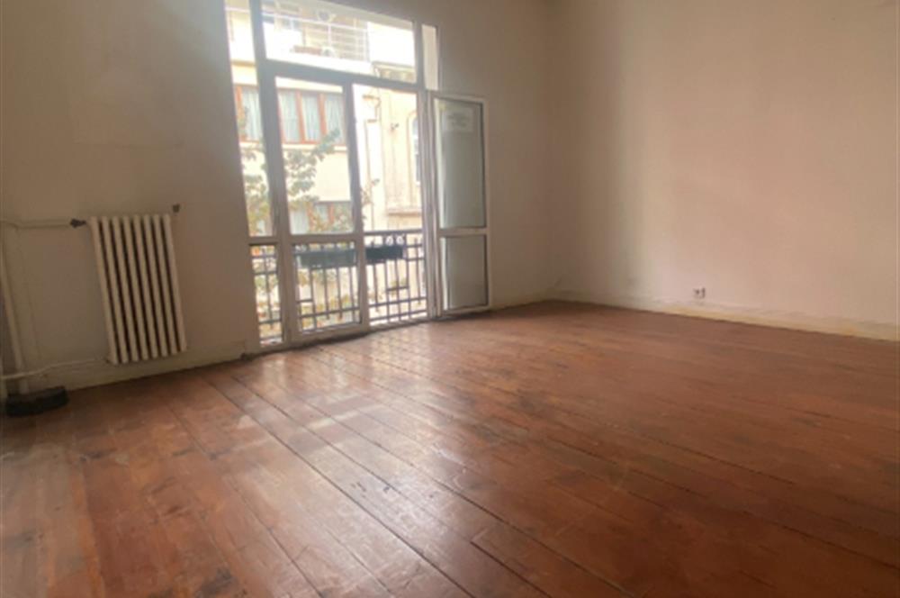 Asmalı Mescit Caddesi'nde Tarihi Binada Kiralık 2+1 Özel Daire