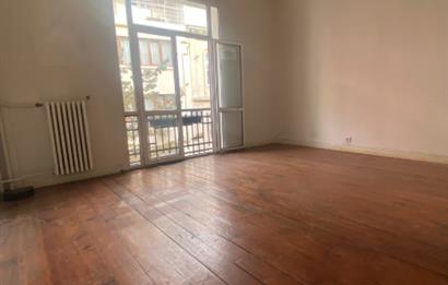 Asmalı Mescit Caddesi'nde Tarihi Binada Kiralık 2+1 Özel Daire