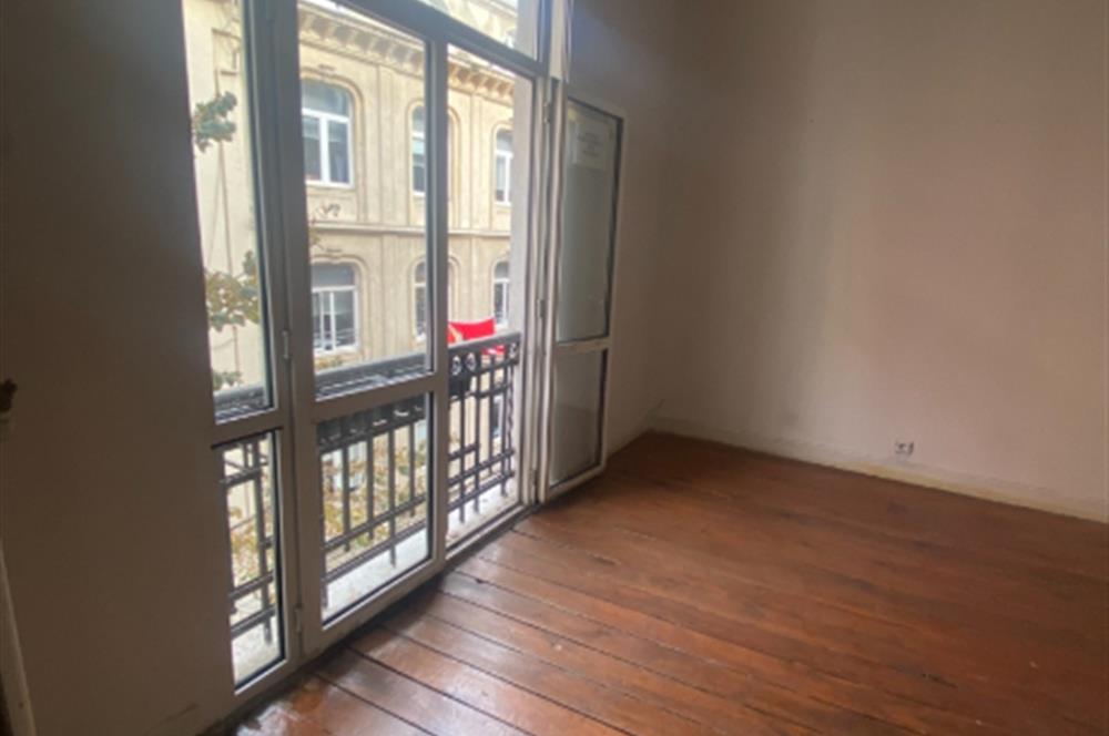 Asmalı Mescit Caddesi'nde Tarihi Binada Kiralık 2+1 Özel Daire