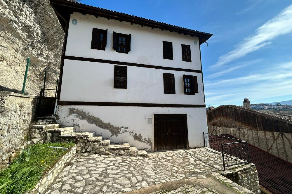 SAFRANBOLU ESKİ ÇARŞIDA RESTORASYONLU, BAHÇELİ SATILIK KONAK