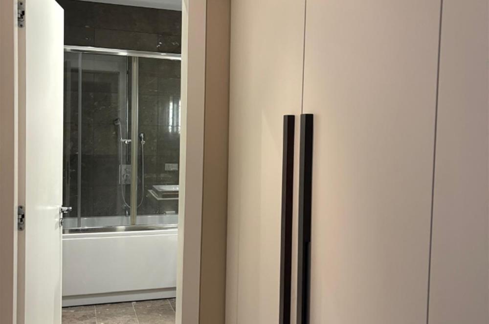 TRUMP TOWERSTA 28.KATTA,YEPYENİ,TAM EŞYALI KİRALIK OFİS