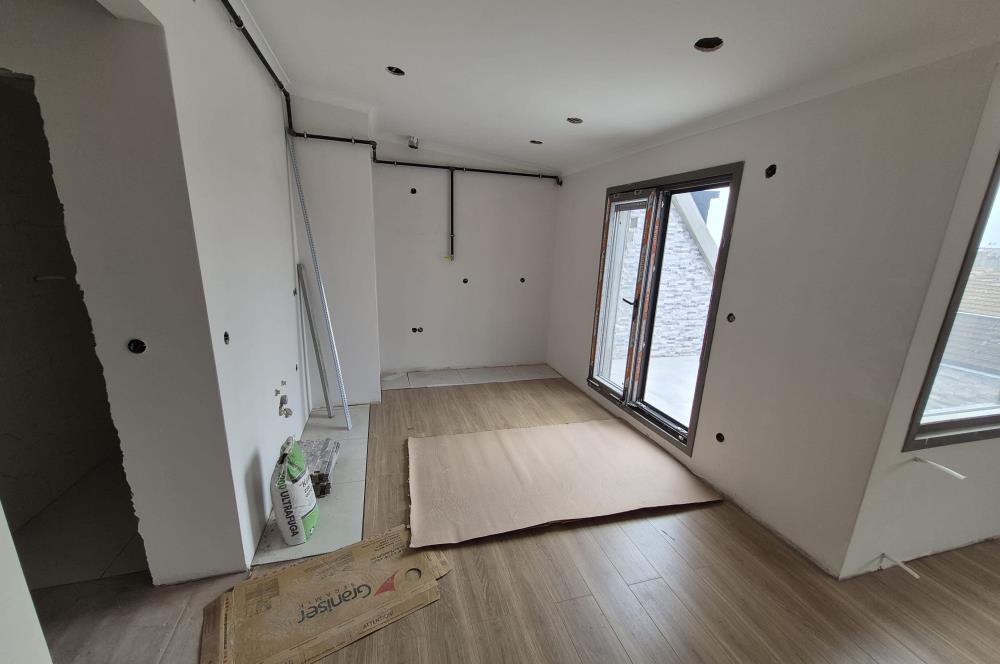 KÜÇÜKYALI'DA MERKEZİ KONUMDA DENİZ MANZARALI LÜX 2+1 DUBLEKS