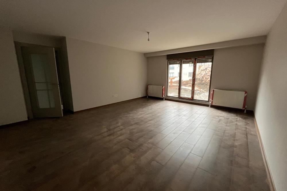 MİNİBÜSE , METROYA YÜRÜME MESAFELİ GENİŞ AYRI MUTFAKLI 2+1