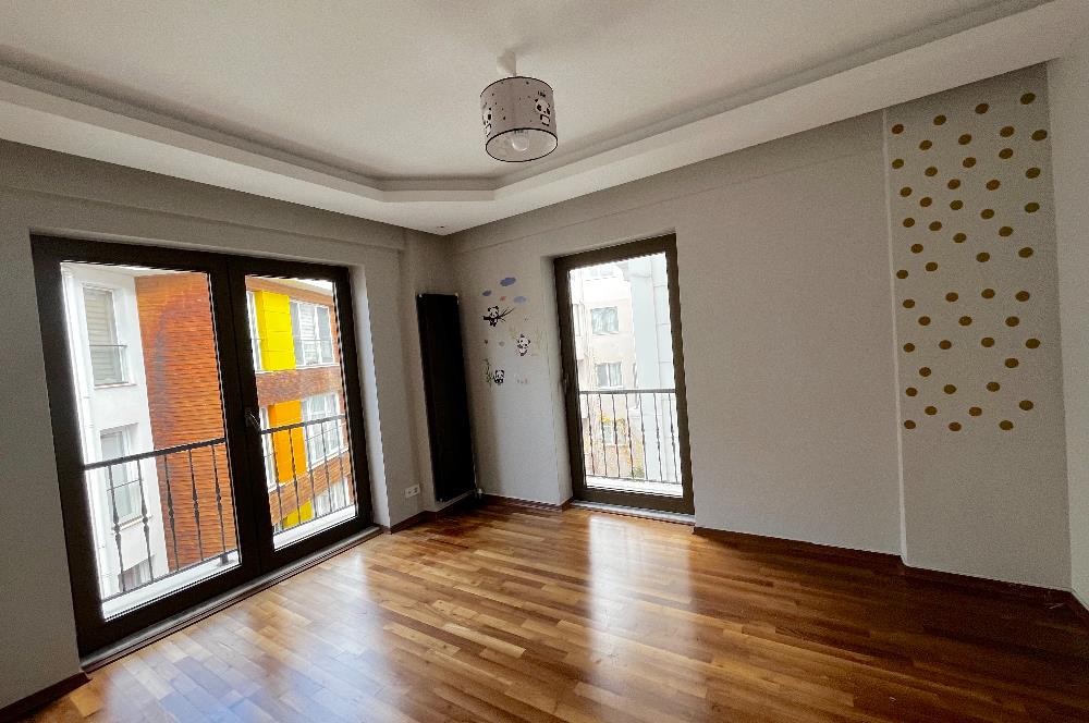 C21'DEN METROYA YÜRÜME MESAFESİNDE 210 M2 TAKASA UYGUN 4+1