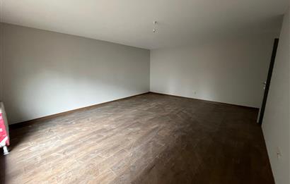 MİNİBÜSE , METROYA YÜRÜME MESAFELİ GENİŞ AYRI MUTFAKLI 2+1