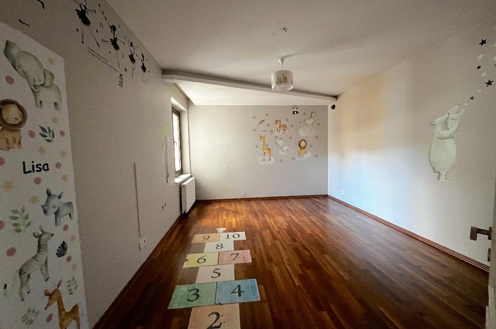 C21'DEN METROYA YÜRÜME MESAFESİNDE 210 M2 TAKASA UYGUN 4+1