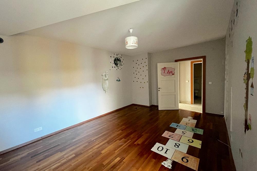 C21'DEN METROYA YÜRÜME MESAFESİNDE 210 M2 TAKASA UYGUN 4+1