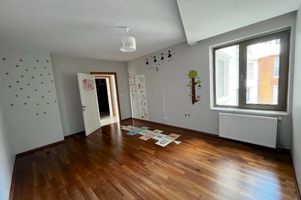 C21'DEN METROYA YÜRÜME MESAFESİNDE 210 M2 TAKASA UYGUN 4+1