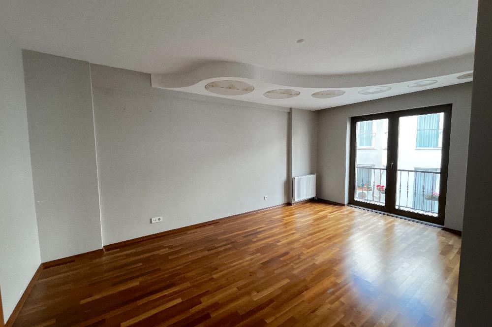 C21'DEN METROYA YÜRÜME MESAFESİNDE 210 M2 TAKASA UYGUN 4+1