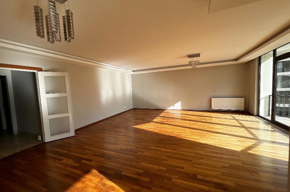 C21'DEN METROYA YÜRÜME MESAFESİNDE 210 M2 TAKASA UYGUN 4+1