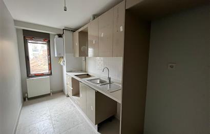 MİNİBÜSE , METROYA YÜRÜME MESAFELİ GENİŞ AYRI MUTFAKLI 2+1